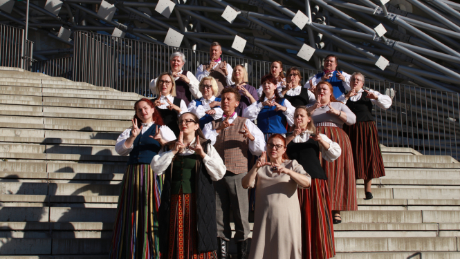 Kora dziedātāji Mežaparka estrādē lieto teksta attēlošanu zīmju valodā