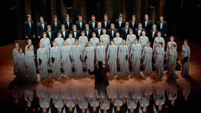 Jauniešu koris "Kamēr" un diriģents uzstāšanās brīdī