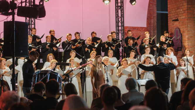 Koris "Latvija" un citi mūziķi uz skatuves, foto: Kaspars Teilāns