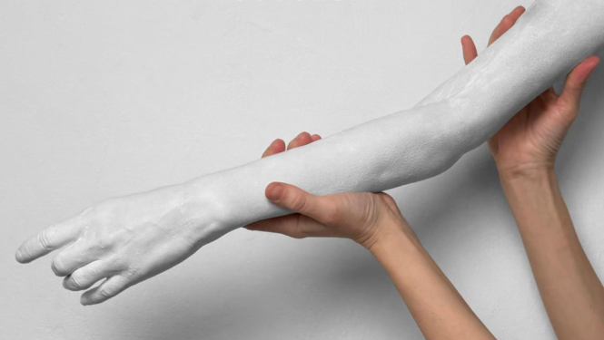 Mākslinieces Kristas Vindbergas Auznieces darba fragments - skulptūras fragments - roka no balta materiāla