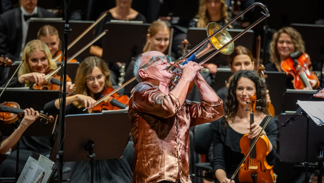 Trombonists, diriģents un komponists Kristians Lindbergs kopā ar Liepājas simfonisko orķestri