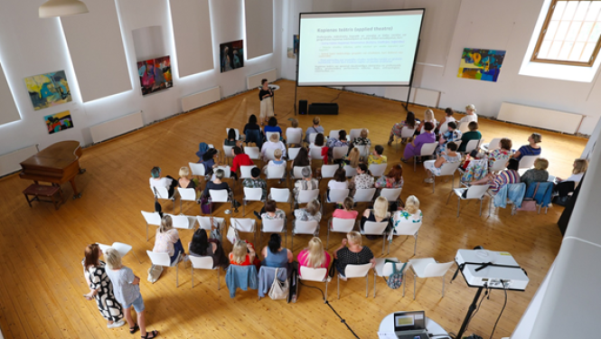 Kultūras darbinieku semināra dalībnieki klausās prezentāciju zālē