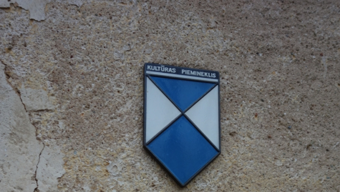 Kultūras pieminekļu zīme pie ēkas fasādes