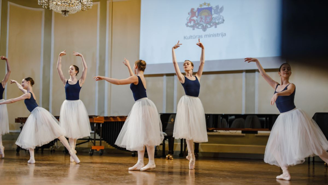 Dejotājas uz skatuves