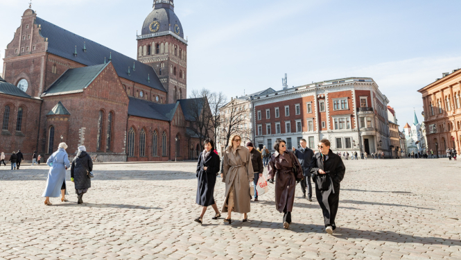 Latvijas, Igaunijas, Lietuvas un Polijas kultūras ministres ar kājām dodas pāri Doma laukumam, fonā Doma baznīca