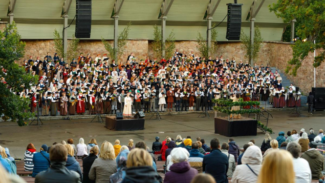 Kurzemes dziesmu svētku 150. gadskārtas atceres pasākums 2020. gadā, attēlā kora dziedātāji, diriģents un klausītāji
