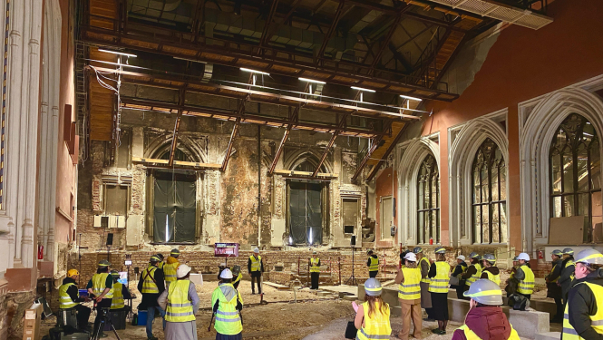 Cilvēki sapulcējušies būvobjektā