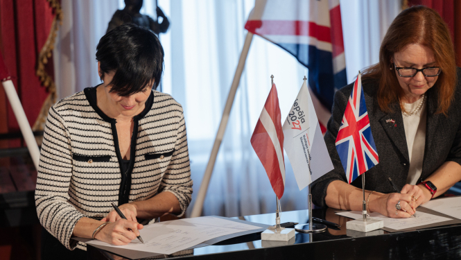 Sadarbības memoranda parakstīšanas brīdis starp Liepāja 2027 pārstavjiem, Lielbritānijas vēstniecību Latvijā un British Council pārstāvjiem