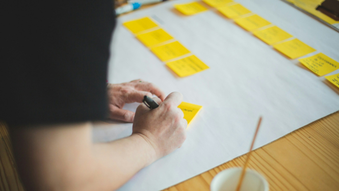 Līmlapiņas uz plakāta - radošo ideju piefiksēšana