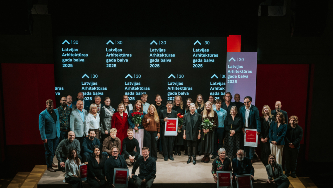 Latvijas Arhitektūras gada balvas laureāti svinīgajā apbalvošanas ceremonijā uz Jaunā Rīgas teātra skatuves