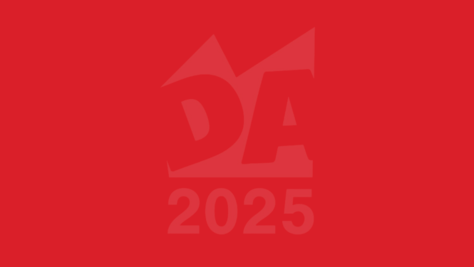 Konkursā “Dizaina Arēna 2025” logo - burti DA un skaitlis 2025 uz sarkan fona