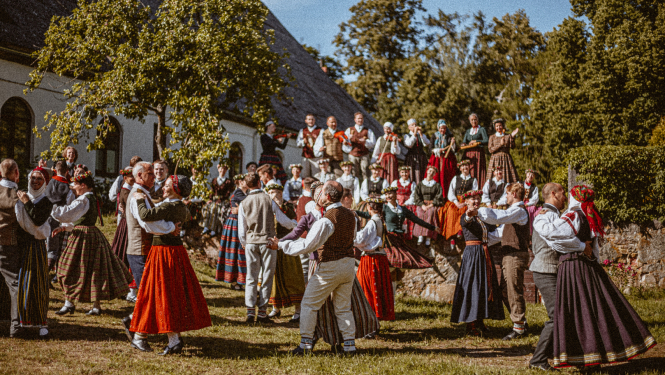 Tautas deju dejotāji Latvijas Etnogrāfiskajā brīvdabas muzeja