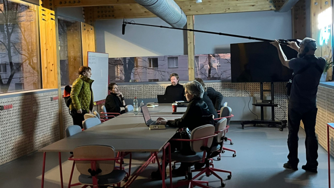 LKA pētnieki tikšanās reizē pie galda