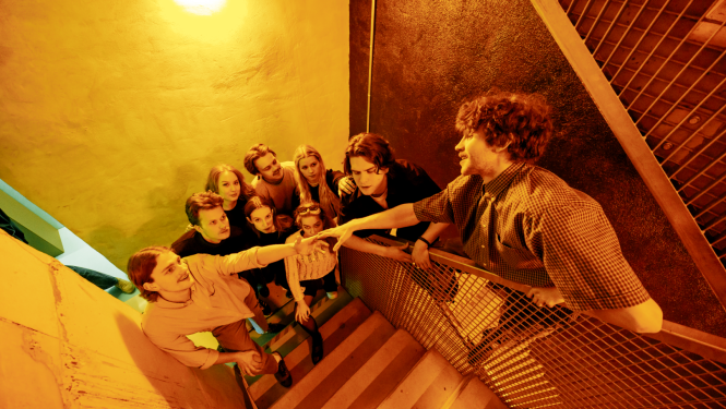 Latvijas Kultūras akadēmijas publicitātes foto. Studenti kāpņu telpā