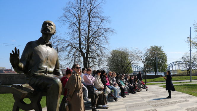 Cilvēki pie vides objekta "Divi Raiņi"