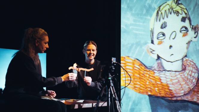 Latvijas leļļu teātra izrāde “Sibīrijas haiku”, priekšplānā aktrises Bojarkina un Vanaga.