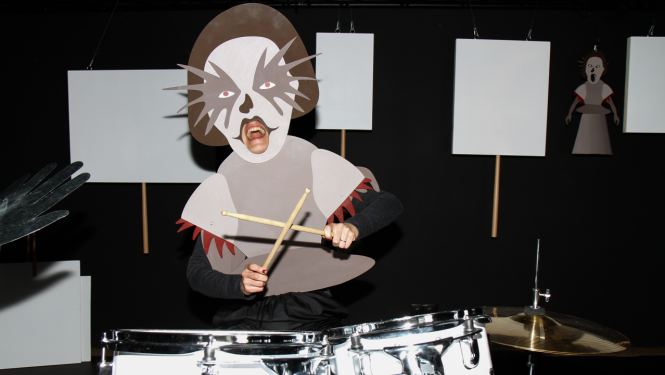 Izrādes tēls uz skatuves spēlē bungas