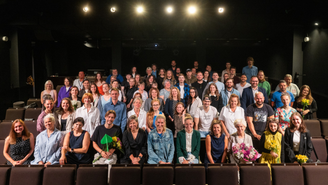 Latvijas Leļļu teātra darbinieku kopbilde zālē