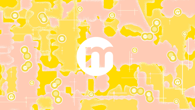 Dzeltenas un rozā krāsas fons ar burtu "M" attēla vidū - Latvijas Muzeju biedrības logo