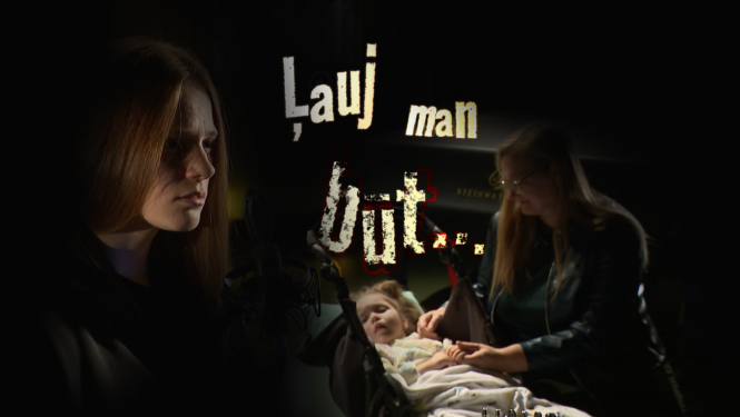 Filmas kadrs - sieviete un mazs bērns gultā tumšā istabā. Teksts: Ļauj man būt