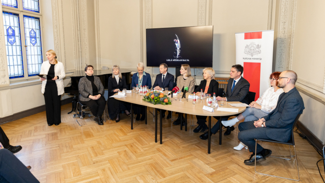 Lielās mūzikas balvas 2024 nominantu paziņošanas preses konference. Žūrijas pārstāvji sēž pie galda