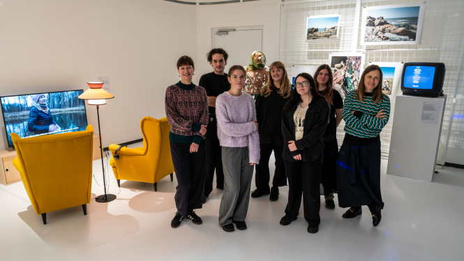 LMMDV audzēkņi, pedagoģe Ieva Rubeze, un Audiovizuālās mākslas programmas vadītāja un skolotāja Ieva Epnere