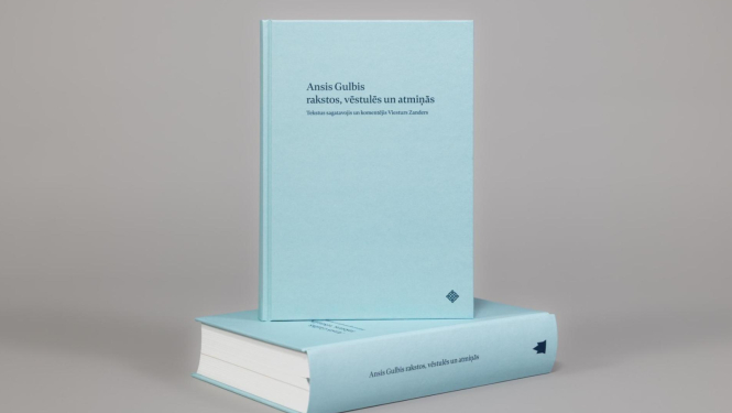 Divas Avotu izdevuma “Ansis Gulbis rakstos, vēstulēs un atmiņās” grāmatas gaiši zilos vākos uz pelēka fona