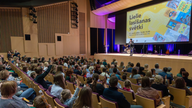Lielie lasīšanas svētki Latvijas Nacionālās Bibliotēkas Ziedoņa zālē - skatītāji un pasākuma vadītājs