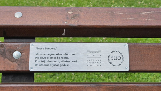 Metāliska plāksnīte ar citātu no latviešu rakstnieces Ineses Zanderes darba