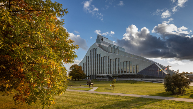 Latvijas Nacionālās bibliotēkas ēka rudens sezonā