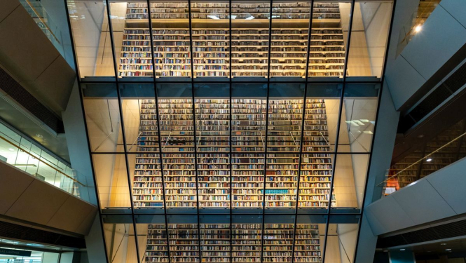 Tautas grāmatu plaukts Latvijas Nacionālās bibliotēkas ēkā