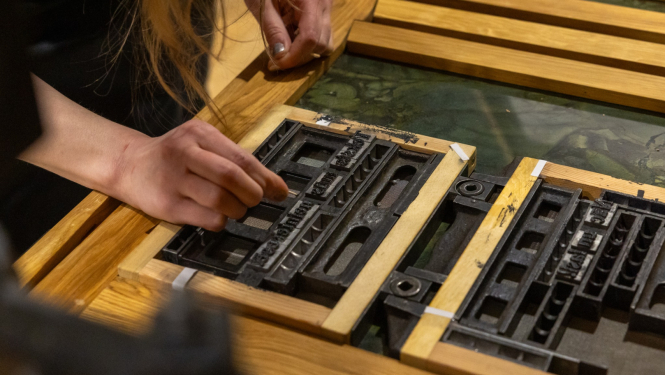 Tiek sagatavota burtu secība augstspieduma drukas darbnīcā