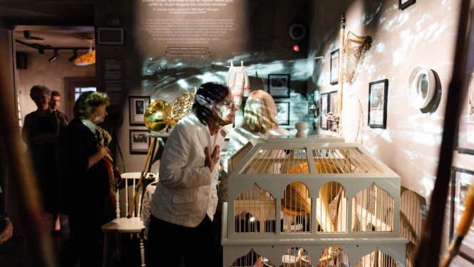 Apmeklētāji aplūko eksponātus Latvijas Nacionālā rakstniecības un mūzikas muzeja pastāvīgās ekspozīcijas svinīgajā atklāšanā