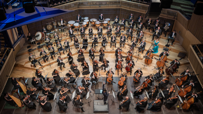 Latvijas Nacionālais simfoniskais orķestris (LNSO) uz skatuves koncertzālē "Latvija"