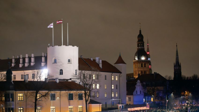 Rīgas pils fasādes skats naksnīgā apgaismojumā