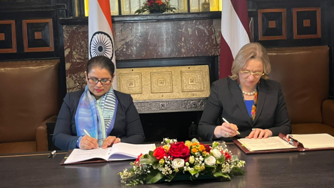 Sadarbības programmu paraksta Kultūras ministrijas valsts sekretāres vietniece Zane Vāgnere un Indijas Republikas vēstniece Latvijā V. E. Namrata Satdeva Kumāra (H.E. Namrata Satdeve Kumar)