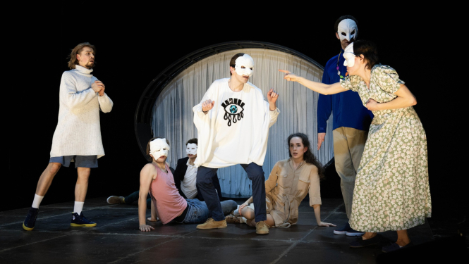 Foto no izrādes “Laikmetīga masku komēdija: Sapņotāji”. Jaunie aktieri uz skatuves.