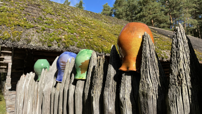 Latgales keramikas trauki uz senas koka sētas stabiem