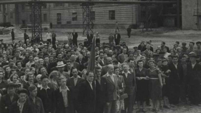 Cilveku pūlis pie industriālas būves, attēls no «Latvenergo» virtuālā enerģētikas muzeja arhīva