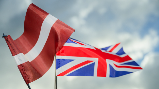 Latvijas un Lielbritānijas karogs