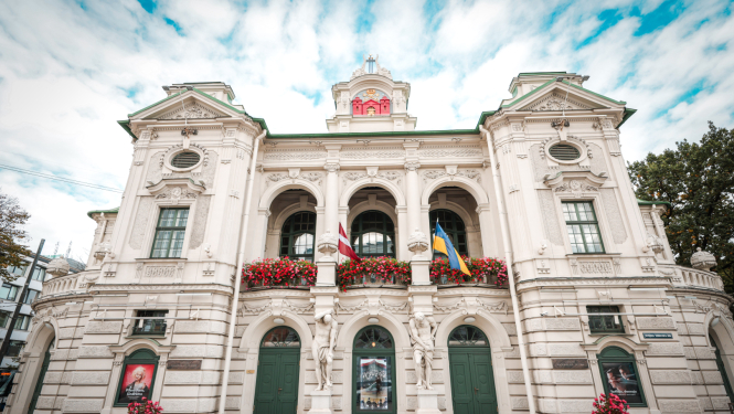 Latvijas Nacionālā teātra galvenā ieeja un ēkas fasāde