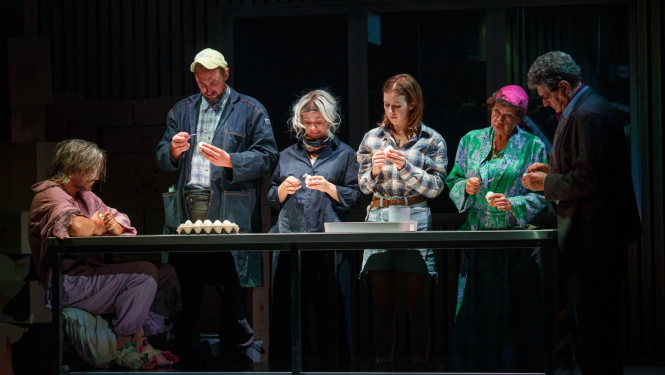 Izrāde “Ļaunais gars” Valmieras teātrī, uz skatuves aktieru ansamblis