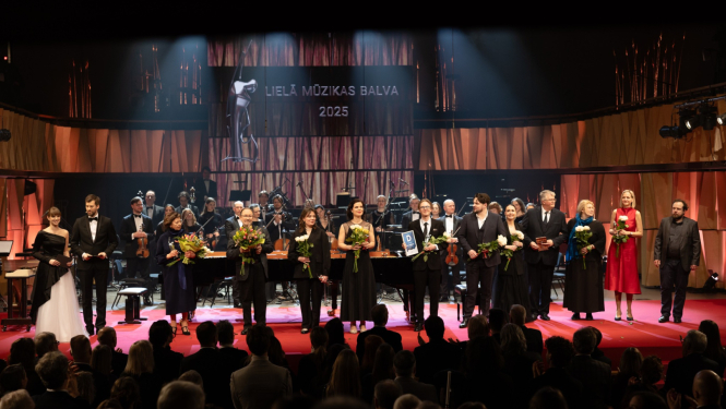 Lielās mūzikas balvas ceremonijas norises koncertzālē CĒSIS. Uz skatuves orķestris un laureāti.
