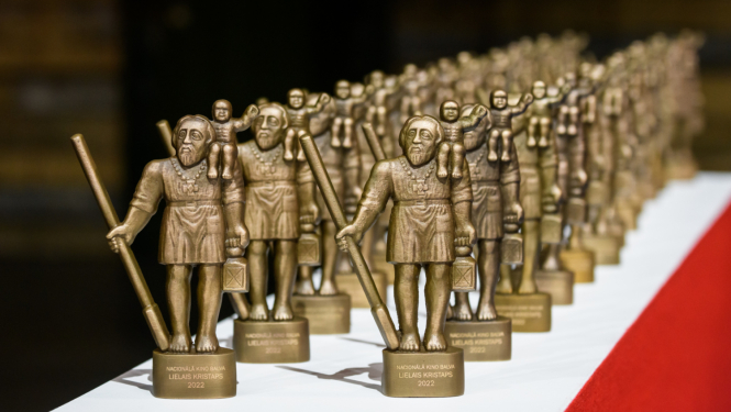 Kino balvas "Lielais Kristaps" statuetes uz podesta