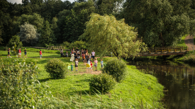 Cilvēku grupa ārtelpā/vidē zaļajā zonā