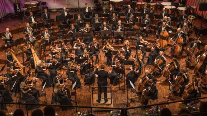 Liepājas simfoniskais orķestris uz skatuves