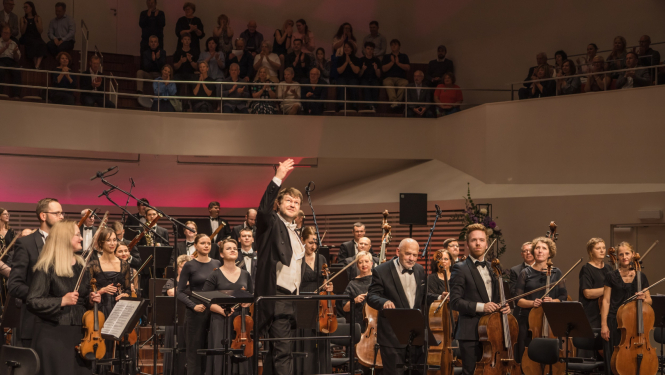 Liepājas Simfoniskais orķestris un diriģents Guntis Kuzma uz "Lielā dzintara" skatuves