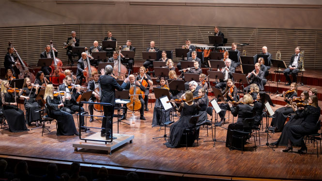 Liepājas simfoniskais orķestris un diriģents Normunds Šnē, foto: Jānis Vecbrālis