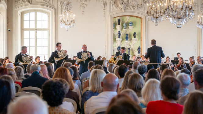 Greznā zālē skatītāji klausās Liepājas Simfoniskā orķestra koncertu, solo Liepājas mežragu kvartretam.