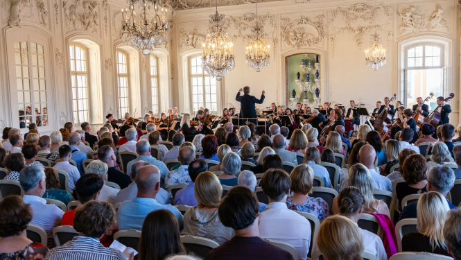 Liepājas Simfoniskā orķestra mūziķi un klausītāji Rundāles pilī
